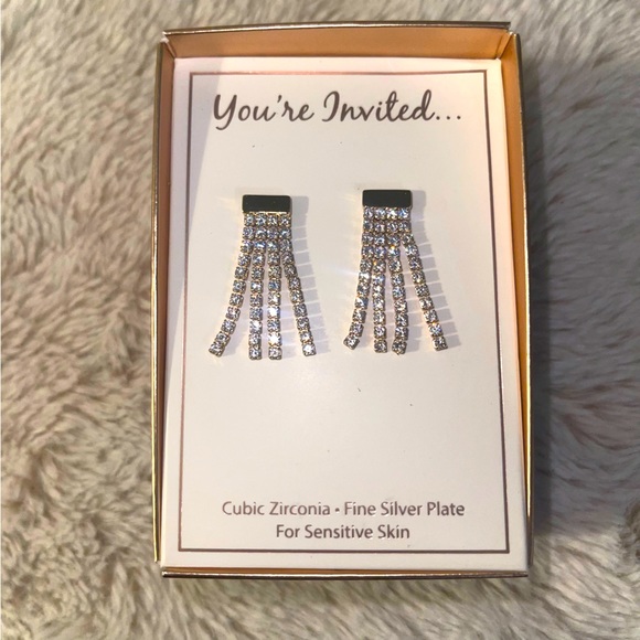 You’re Invited New NWT NIB Dangly Earrings - Picture 2 of 5